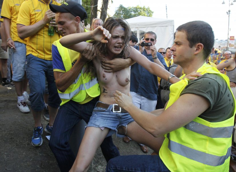 Активистки от Femen протестираха във фен зоната в Киев1