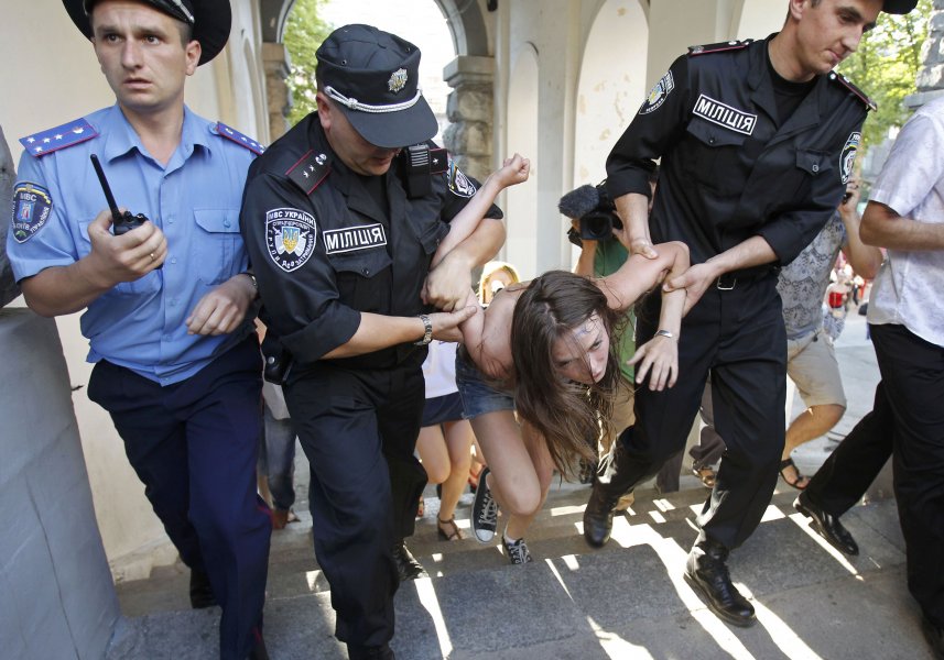 Активистки от Femen протестираха във фен зоната в Киев1