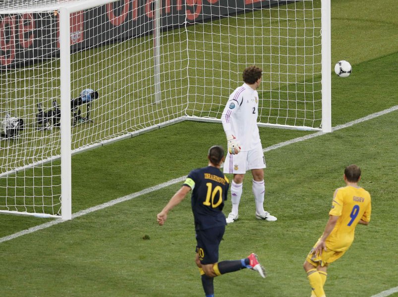 Шева наказа шведите Украйна дебютира с победа на Евро 20121