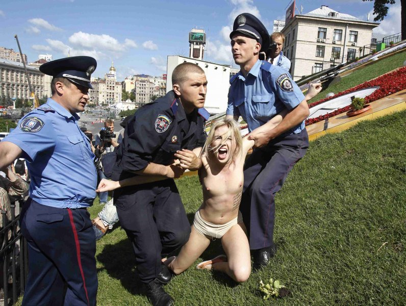 Нови протести на активистките от Femen в Киев1