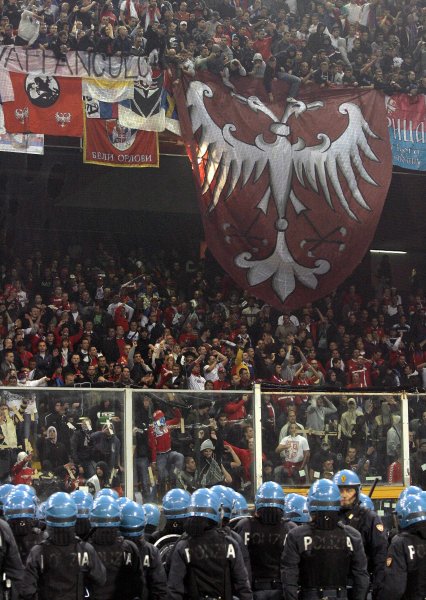 Вандалските прояви на сръбските фенове по време на мача с1