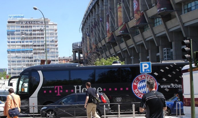 Автобусът на Байерн по пътя към хотела на отбора в1