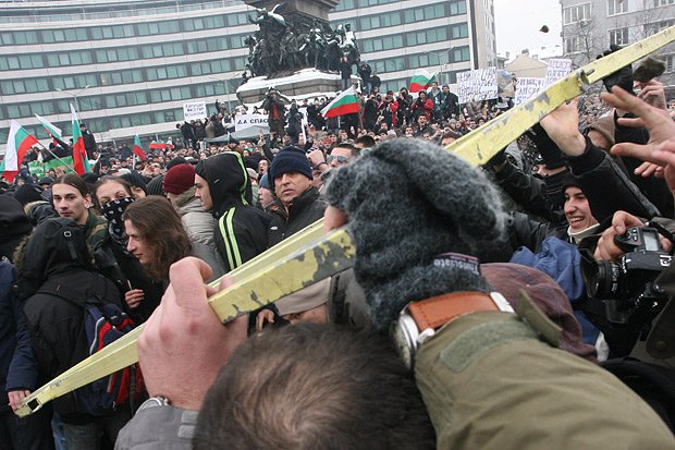 Футболни фенове участваха в сблъсъците пред парламента1