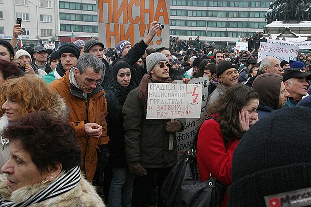 Футболни фенове участваха в сблъсъците пред парламента1