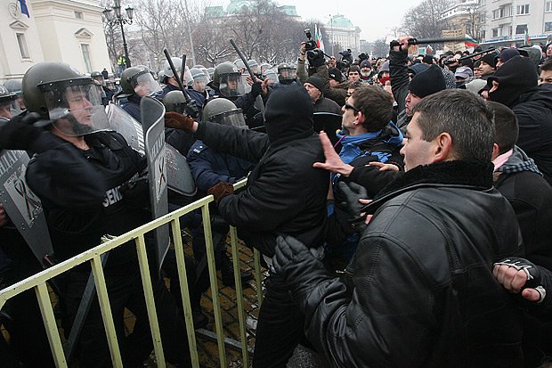 Футболни фенове участваха в сблъсъците пред парламента1