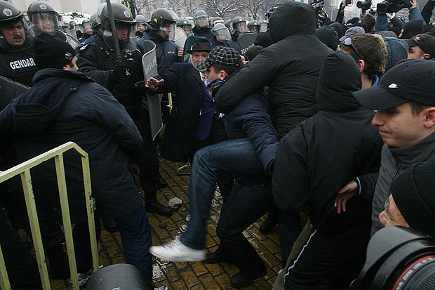 Футболни фенове участваха в сблъсъците пред парламента1