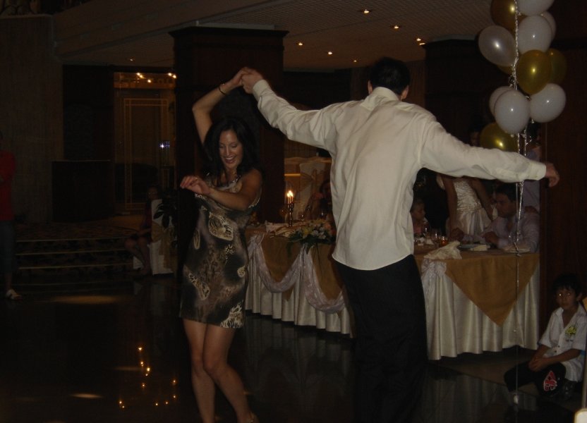 Младоженецът танцува със сестрата на булката1