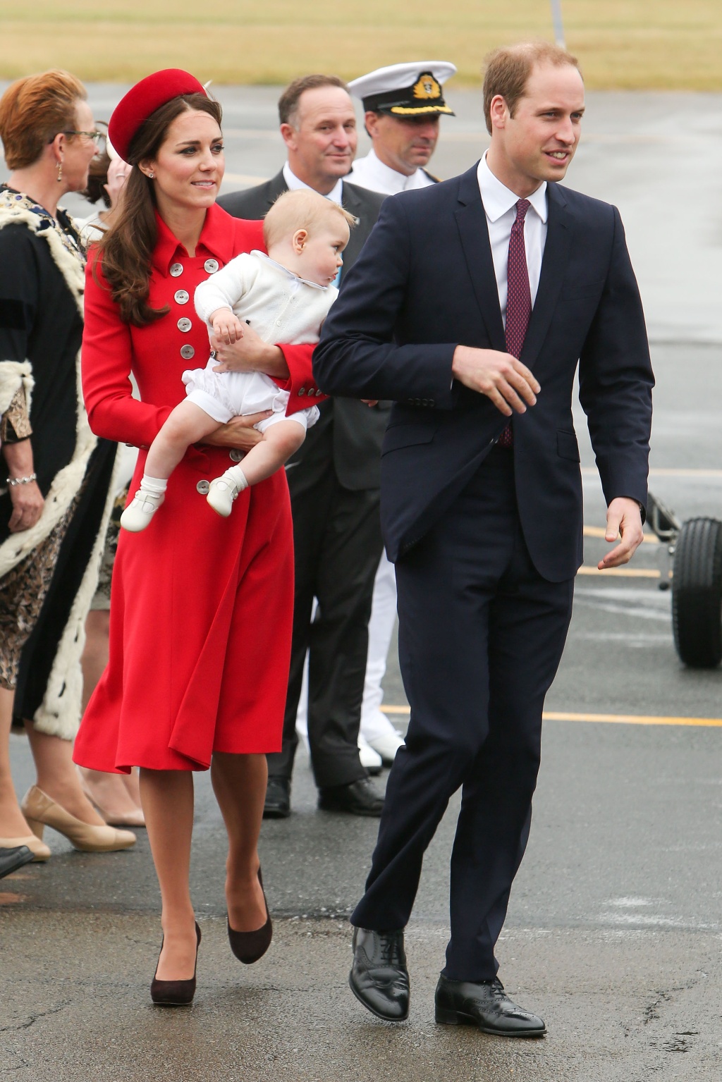 Принц Уилям, съпругата му Кейт и малкият Джордж пристигнаха в Уелингтън, Нова Зеландия, в рамките на 3-седмично пътуване, което ще продължи и в Австралия, съобщи Би Би Си. Това е първото официално посещение за 8-месечния принц Джордж. Херцогинята на Кембридж бе облечена в червено палто със златни копчета. Дрехата е дело на британската дизайнерка Катрин Уокър, която била любимка и на принцеса Даяна.