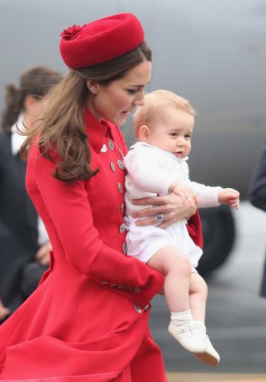 Кейт Мидълтън, съпругът ѝ принц Уилям и техният 8-месечен син принц Джордж Александър Луи пристигнаха на официално посещение в Нова Зеландия