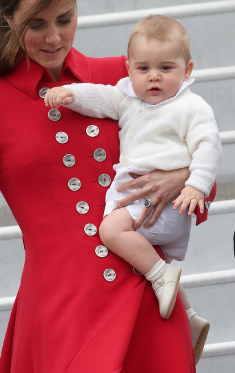 Кейт Мидълтън, съпругът ѝ принц Уилям и техният 8-месечен син принц Джордж Александър Луи пристигнаха на официално посещение в Нова Зеландия