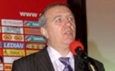 Александър Томов решава проблема с базите