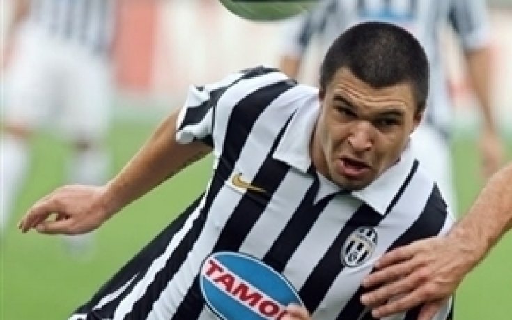 Божинов залепен за пейката - отново