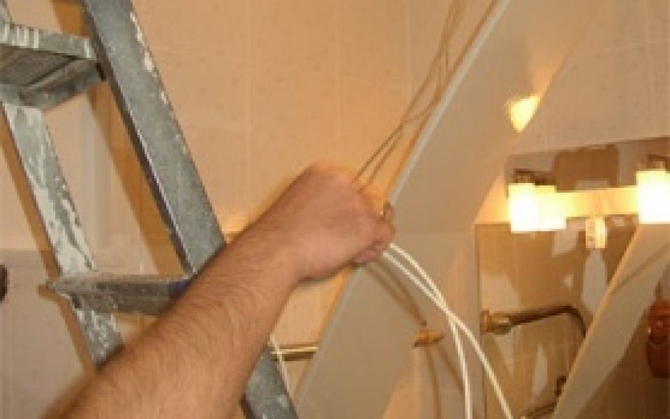 Отново показаха кабелите в тоалетната на Крамник