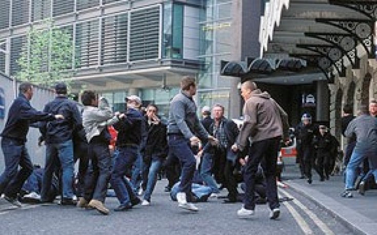 Фенове вандалстват в метрото