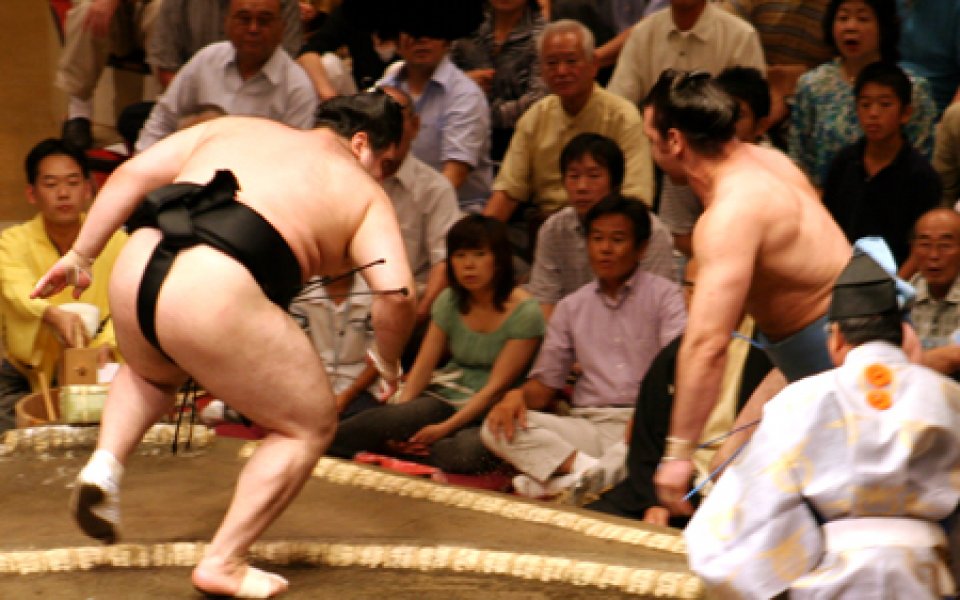 Котоошу със загуба, Хакухо триумфира в Осака