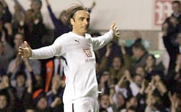 Димитър Бербатов всява страх у съперник