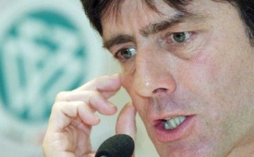 Селекционерът на Германия на уроци при Арсен Венгер
