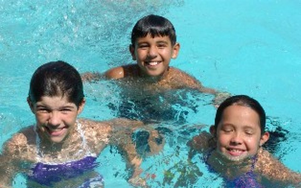 ДАМС ще учи децата да плуват
