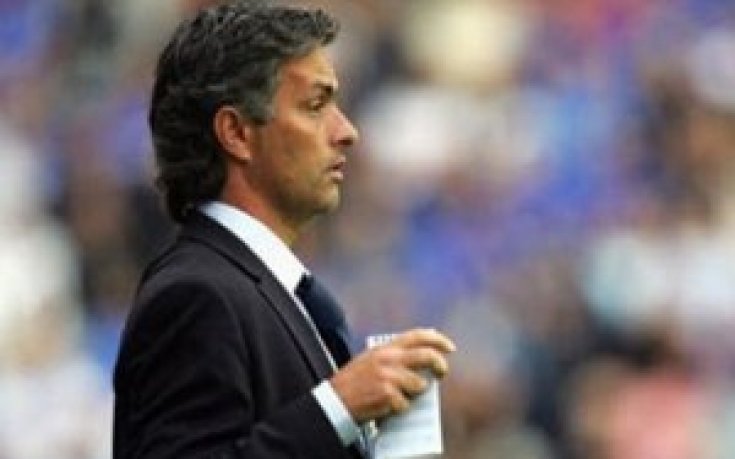 Моуриньо търси защитник и халф, държи докрай африканците