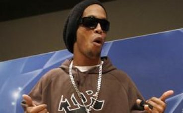 Роналдиньо в групата на Барса, въпреки наказанието