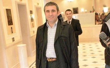 Георге Хаджи поема Стяуа