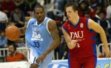 Тау привлече американец