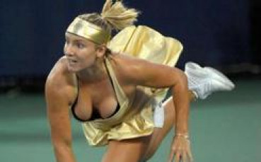 Тенисистка шашна US Open с огромни гърди