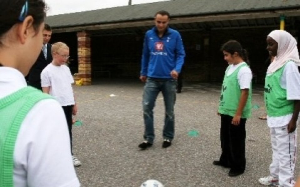Бербатов играе футбол в английско училище