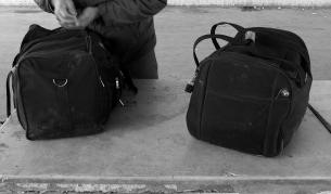 Баба скрила внучето си в ръчен багаж на границата