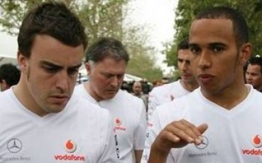 МакЛарън няма да се меси в борбата между Алонсо и Хамилтън