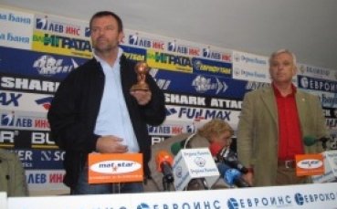 Младенов: Само един 