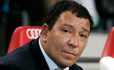 Челси представи Тен Кате, търси още трима