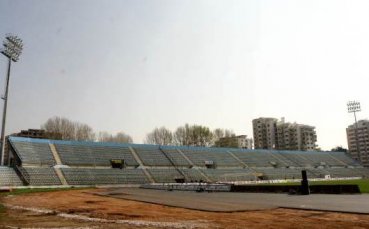 Националите нощуват пред стадиона