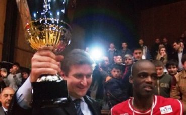 Валентин Златев рамо до рамо с боса на Евролигата в Рига