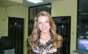 Сесил Каратанчева няма да се завърне в неделя, чака Аризона
