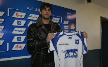 Роберт Попов подписа с Оксер