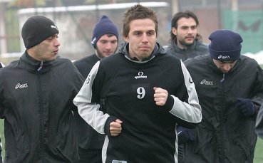 Славия прави равен с корейци, Емил Петров с тежка контузия