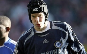 Чех ще продължи да играе с предпазна каска