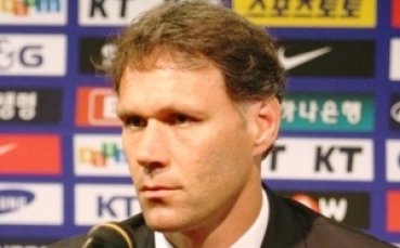 Ван Бастен на крачка от Аякс