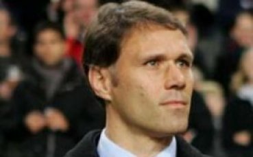 Аякс почти спазари Марко Ван Бастен