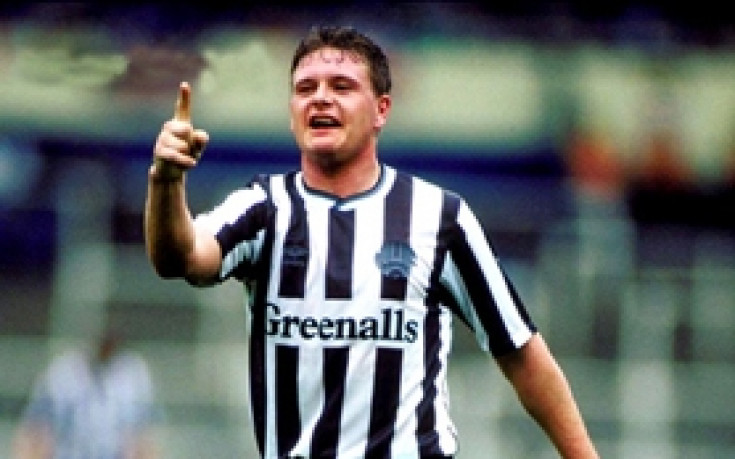 Кийгън подава ръка на чирака му Гаскойн