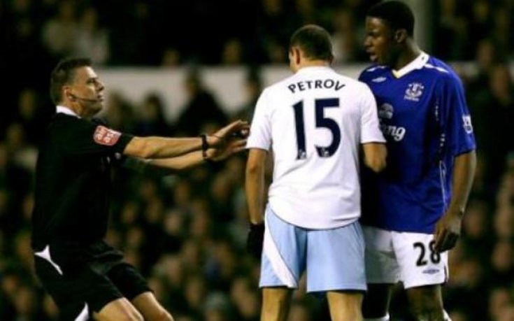 Червен картон за Петров, Ман Сити губи