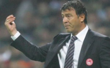 Олимпиакос уволни Лемонис