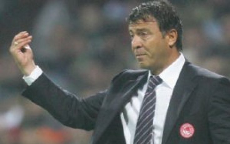 Олимпиакос уволни Лемонис