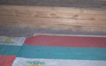 Гей-истории или проституция във варненска зала, стъпкан българският флаг