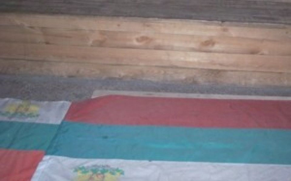 Гей-истории или проституция във варненска зала, стъпкан българският флаг