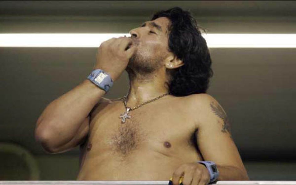 Марадона си устрои стриптийз сцена по време на мач
