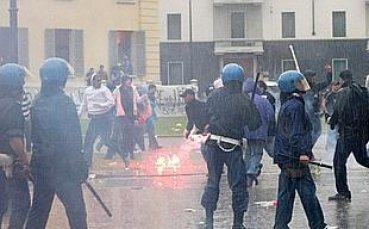 Двама полицаи ранени от фенове в Италия