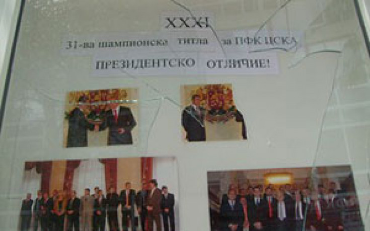 Потрошиха витрина на Армията заради снимка на Томов