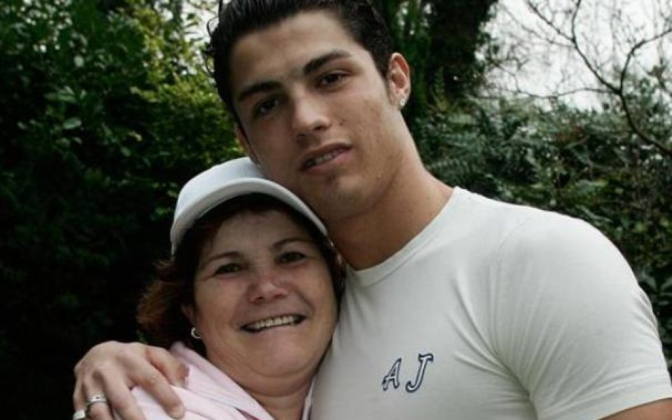 Майката на Роналдо: Той си е добре в Манчестър